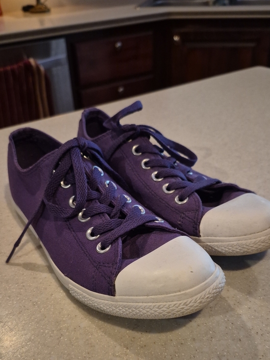 Converse All Stars Shoes - Converse All Star Women's Low-Top Canvas Sneakers in Purple Size 8 Good Used